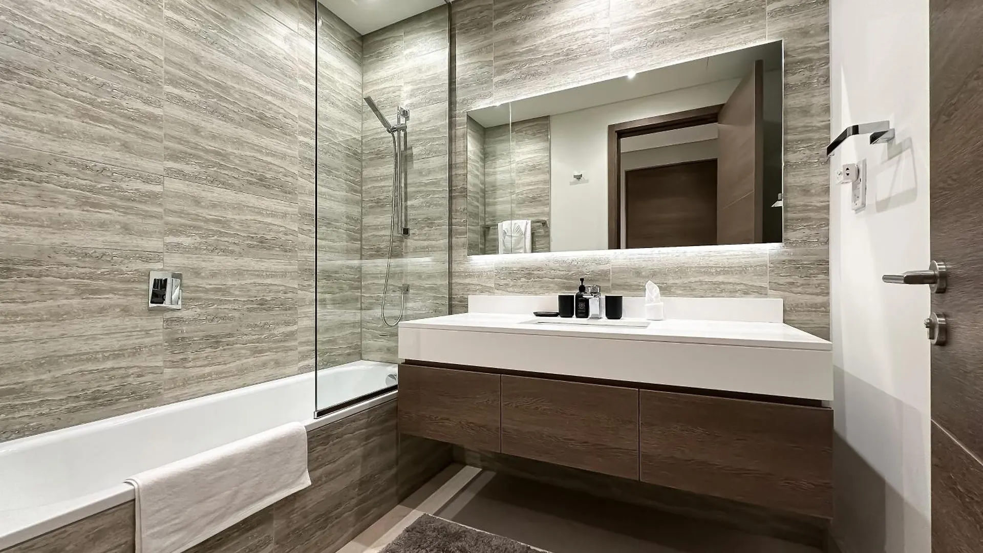 Trophy-Luxurious Living W Serene Sea Blends View دبي